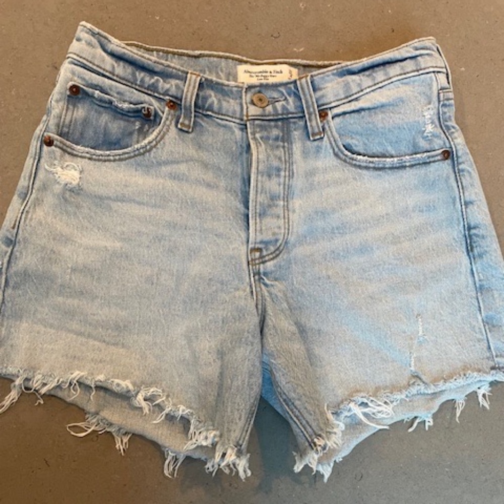 Abercrombie & Fitch - The 90s Baggy Low Rise Shorts Light Wash Size 27